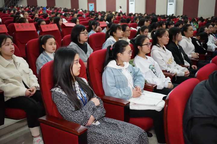 艺术系举办交通安全知识讲座