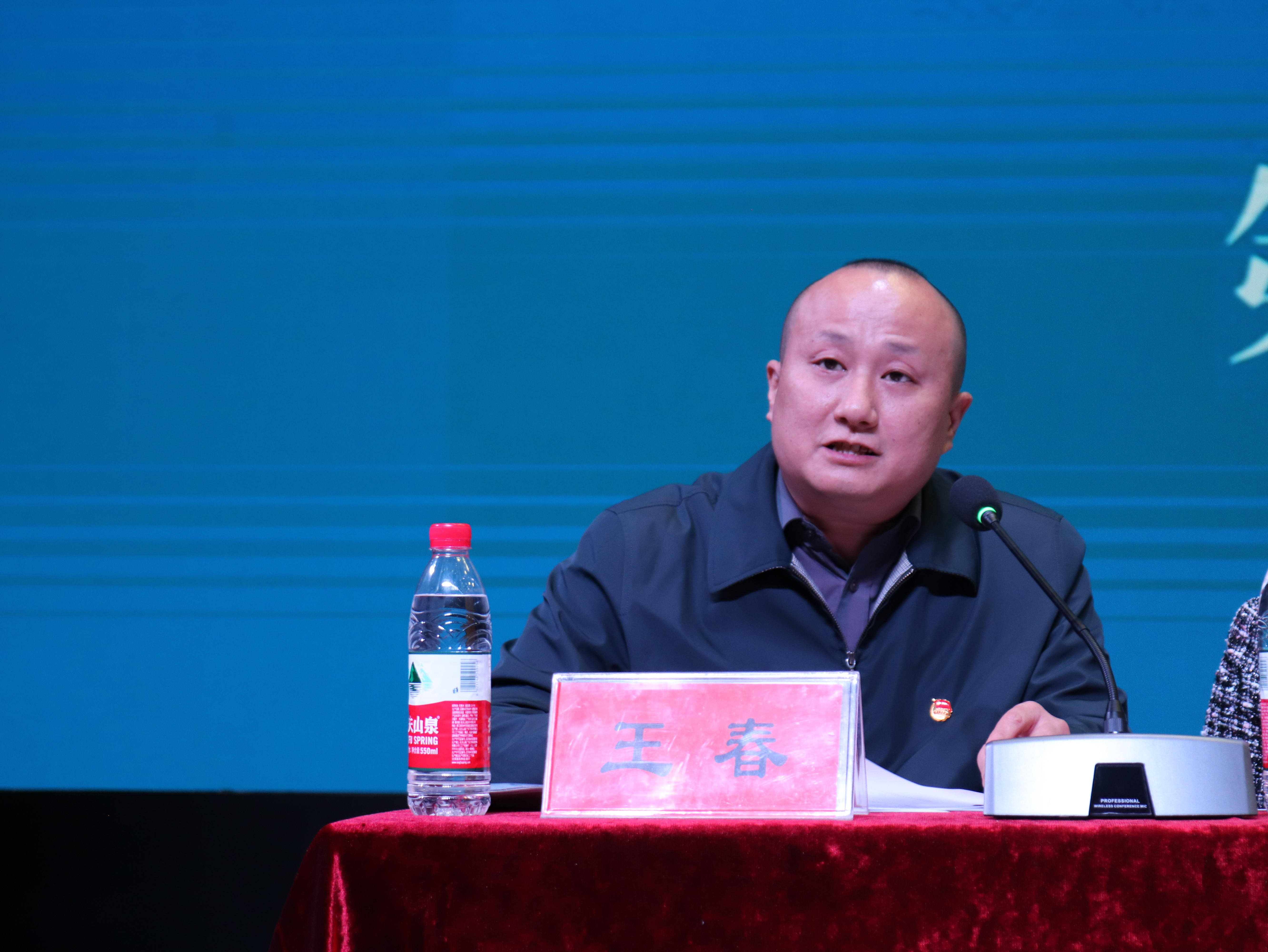校团委副书记王春主持本次大会.jpg