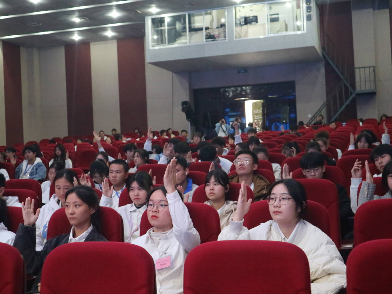举手表决通过章程.jpg