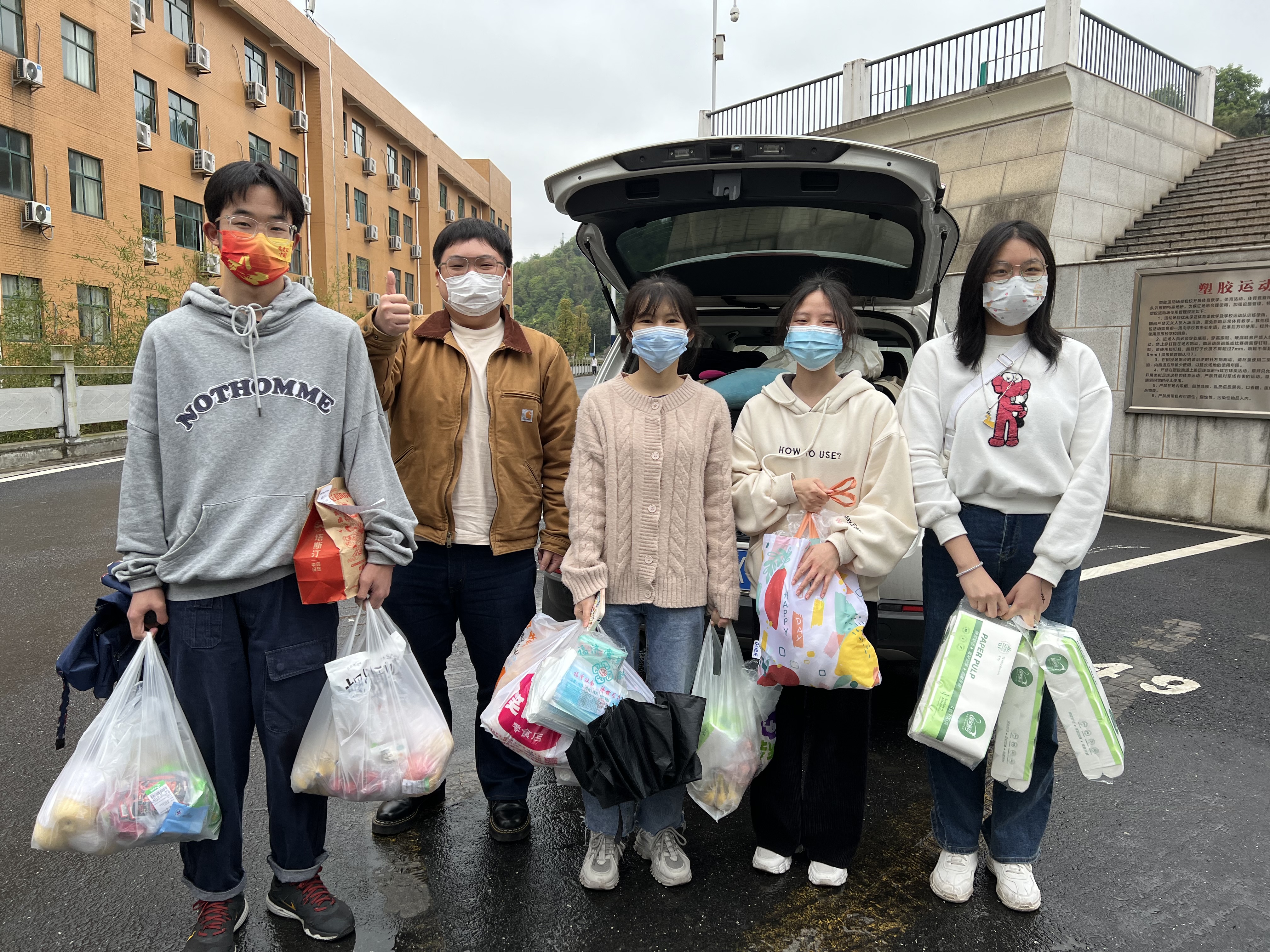 0326-雷云轩老师带1816班外出采购返校.jpg