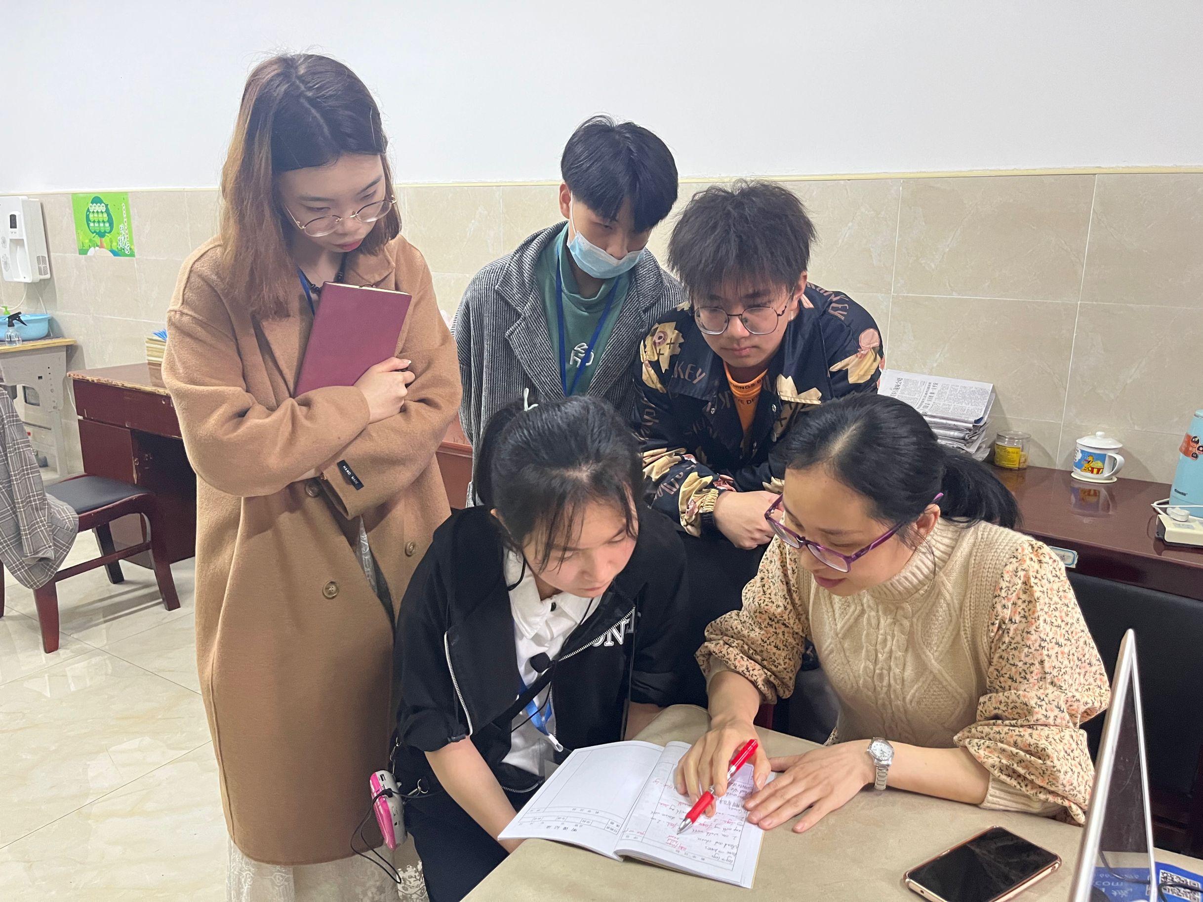 东风完小实习生与指导老师交流学习2.jpg