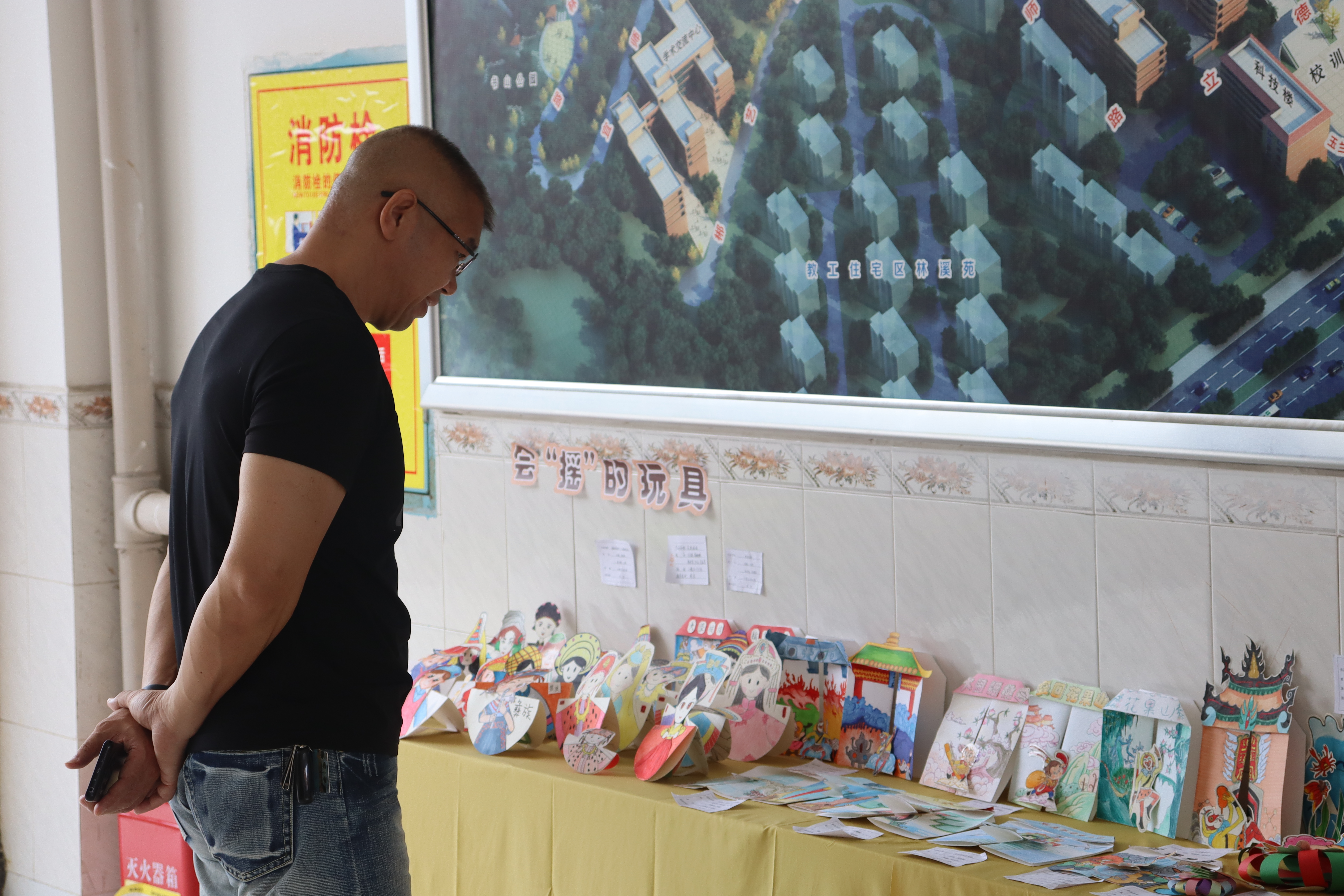雷校长看展.JPG