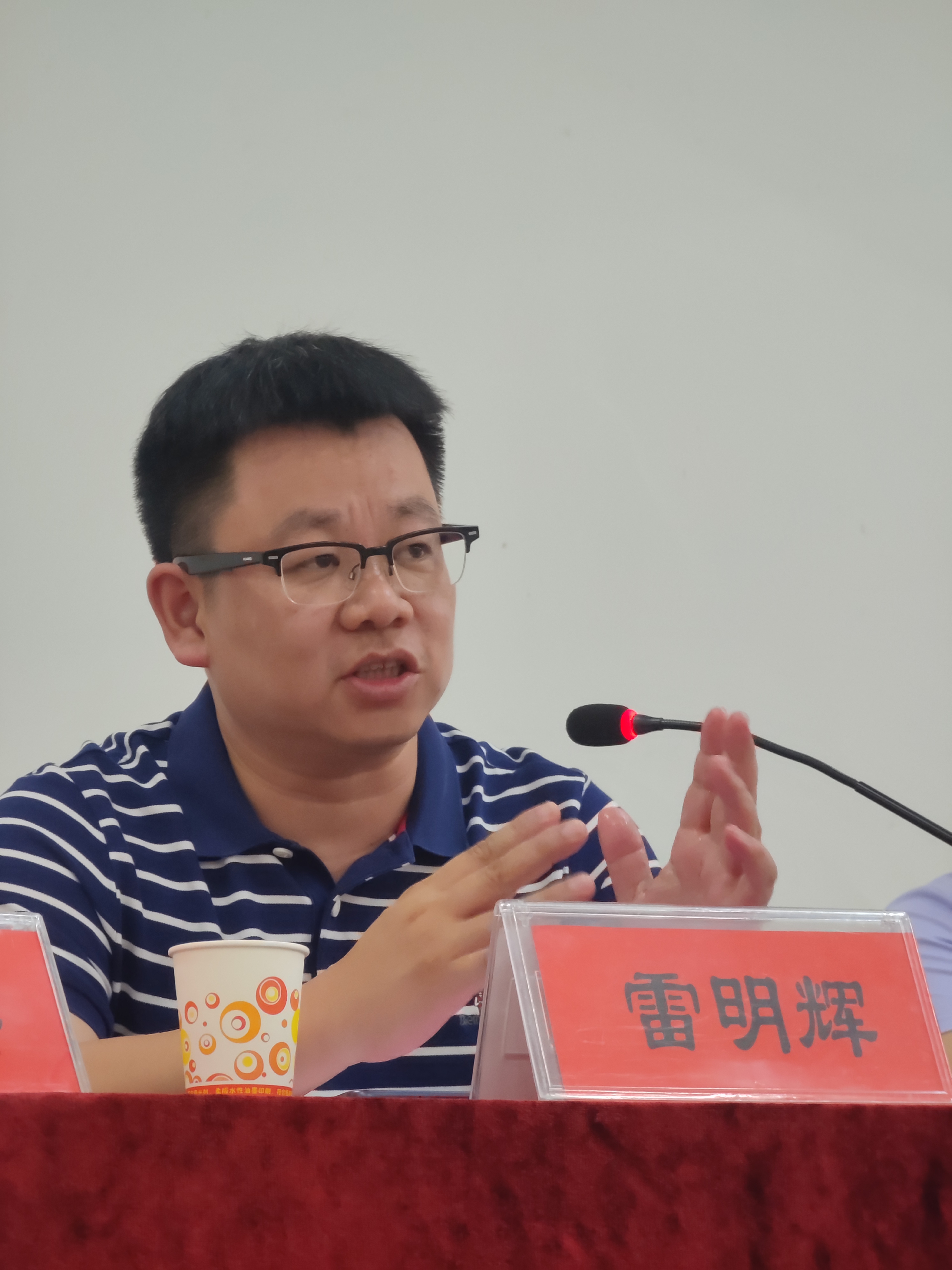 雷明辉赞扬了梁娟,李艳旭,林青三位教师敢于创新