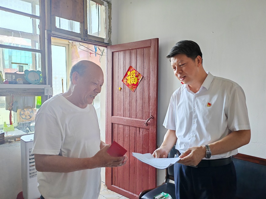 李国华书记慰问.jpg