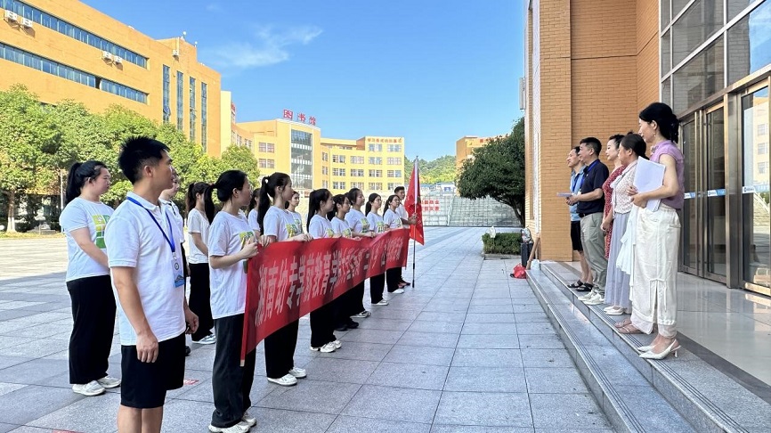 学院党总支书记谢耀华作动员讲话.jpg