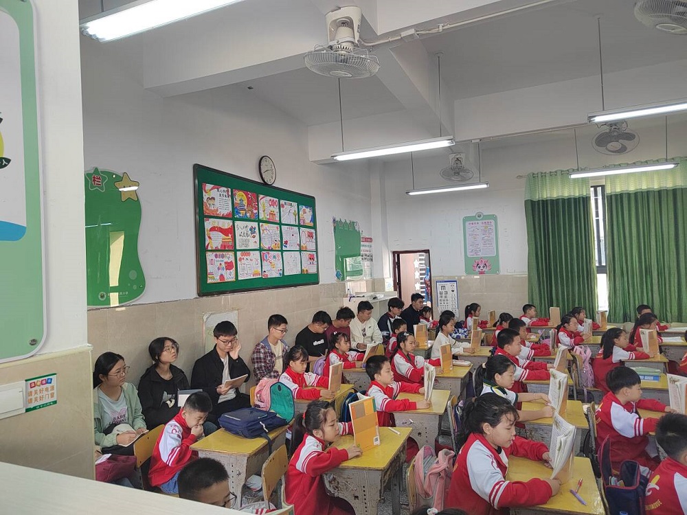 实习生在东风小学教室中观摩学习.png