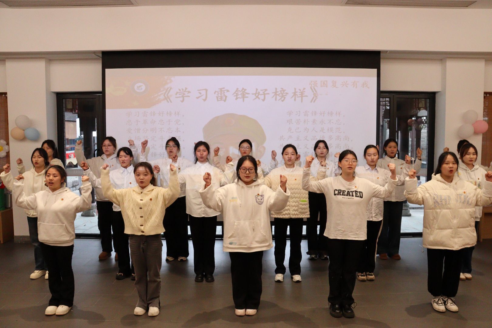 师生共同演唱学习雷锋好榜样图片.png