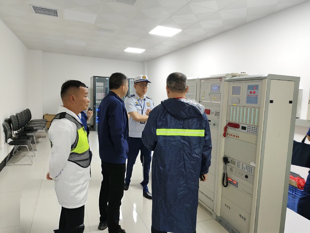 市消防救援支队指导我校消防安全工作