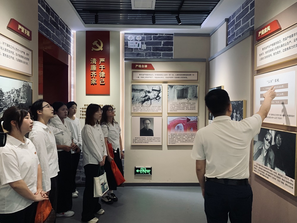 2第三段后面  参观将军故居陈列馆1.jpg