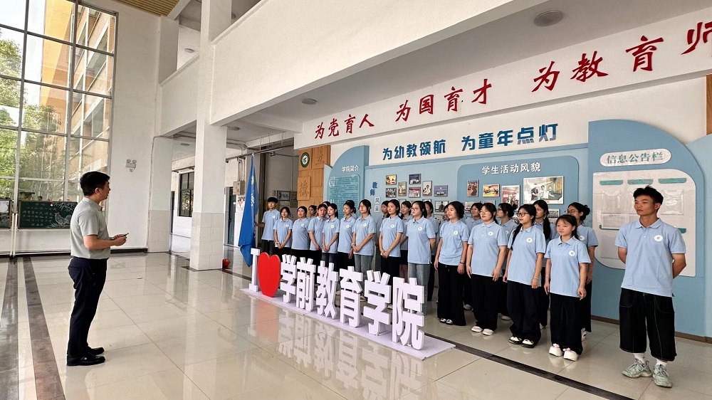 党总支书记谢耀华在动员讲话.jpg