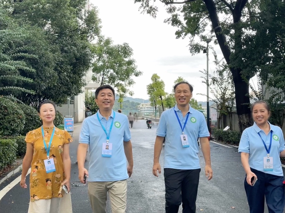 学前教育学院领导走访新生宿舍.JPEG