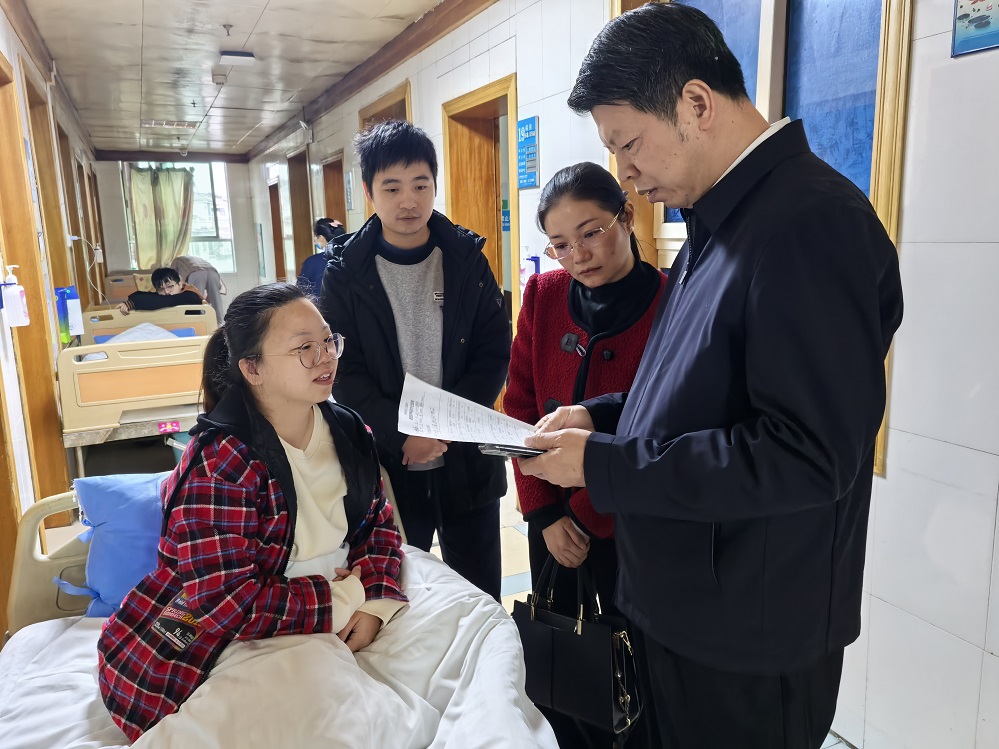 校领导暖心慰问住院教职工