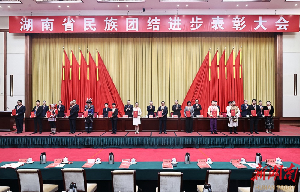 我校教师张娟荣获“湖南省民族团结进步模范个人”荣誉称号