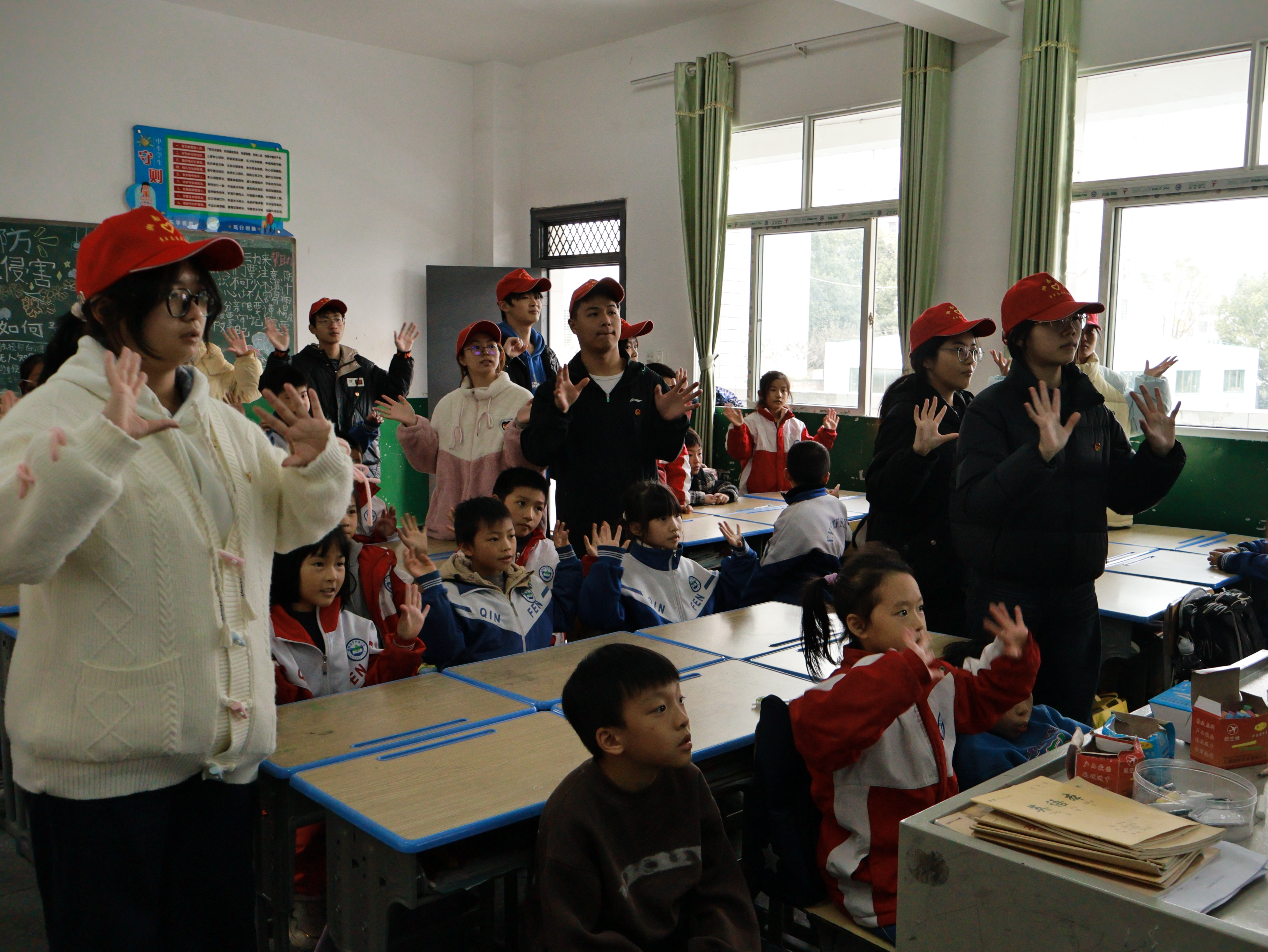 志愿者与小学生一起学习手势舞.jpg