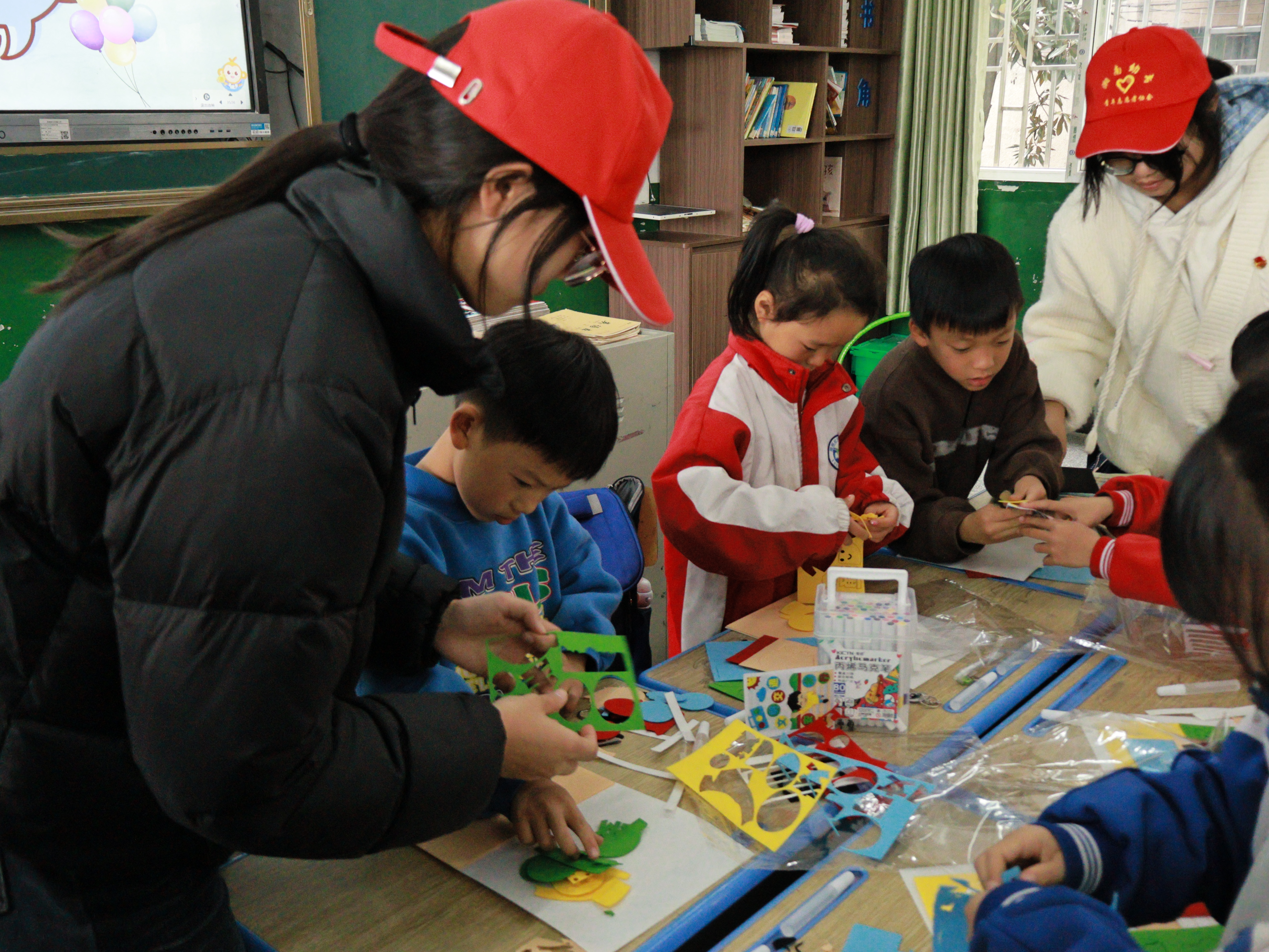 志愿者与小学生一起制作不织布.jpg