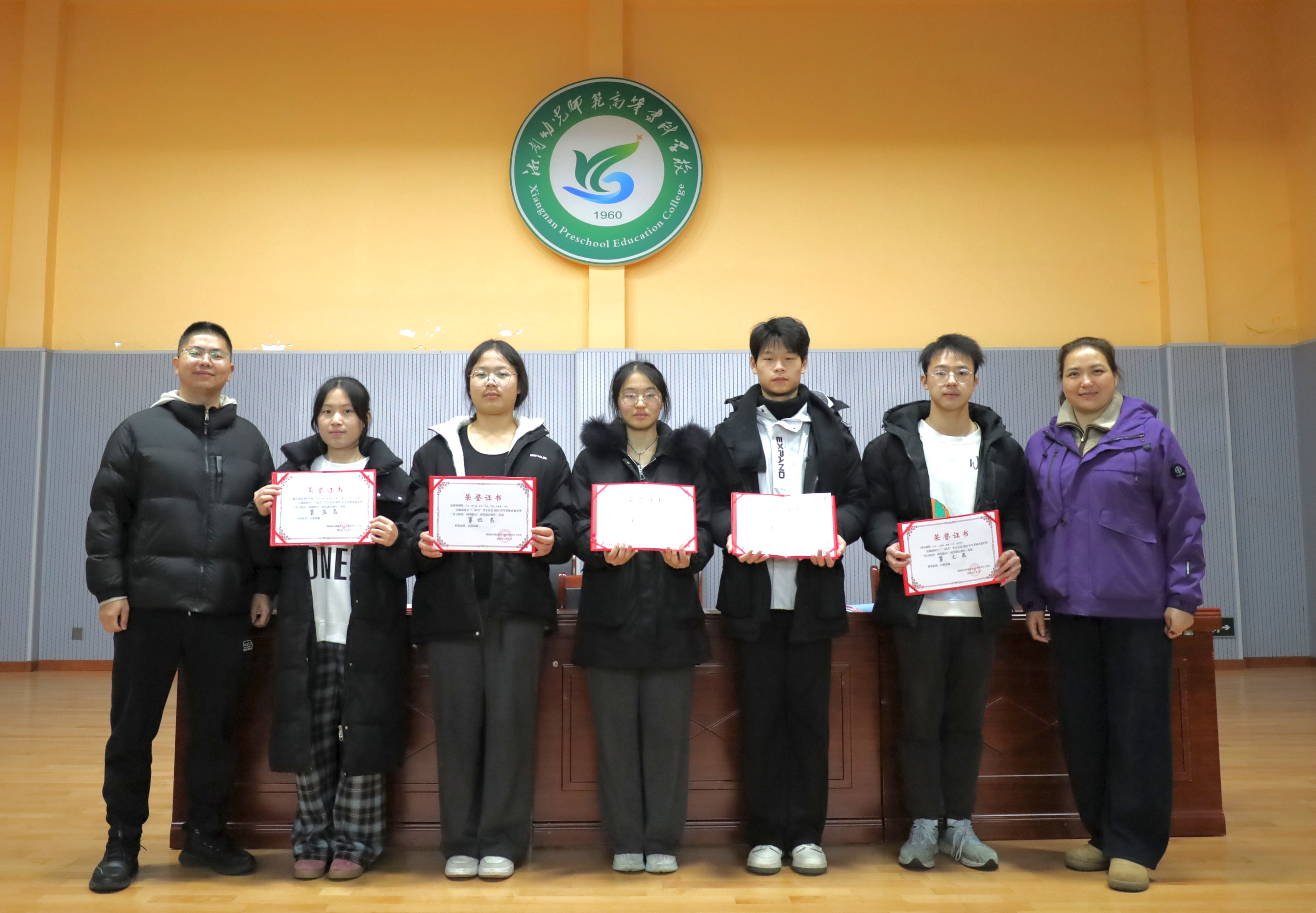 活力挥拍，四羽伦比