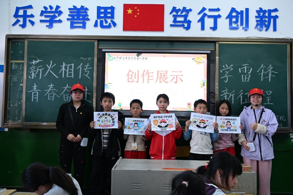 5 志愿者指导学生完成的作品展示.jpg