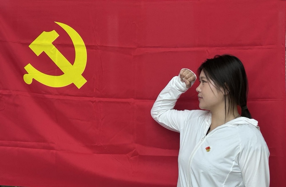 3-3与党旗合影.jpg