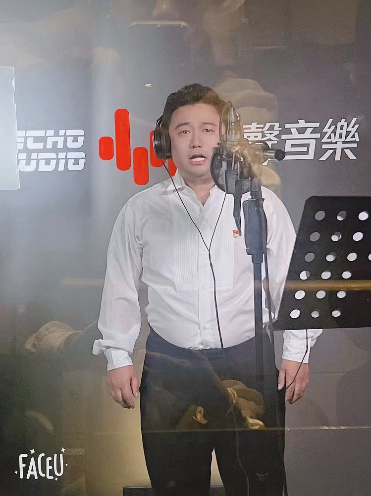 张浩老师在录音照片.jpg