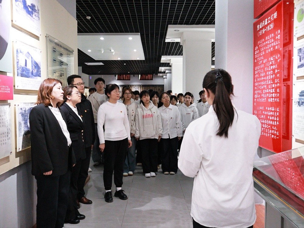 09 参观苏仙区烈士革命纪念馆.jpeg