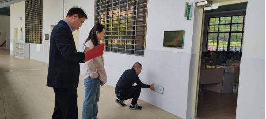 实验实训与创新创业中心联合保卫处进行五一假期前的实训楼安全检查