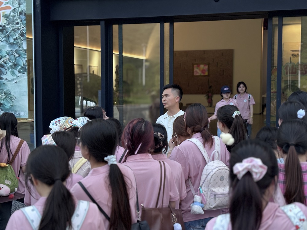 1学前教育学院老师一线带队.jpg
