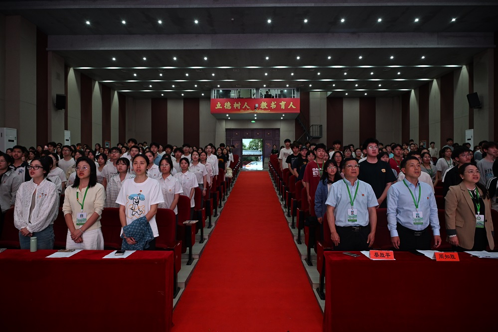 表彰大会齐唱团歌.jpg
